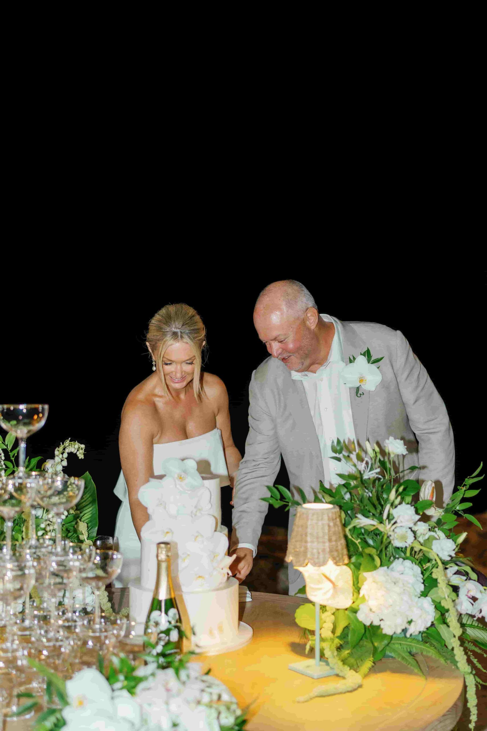 Alissa and robs cutting cake